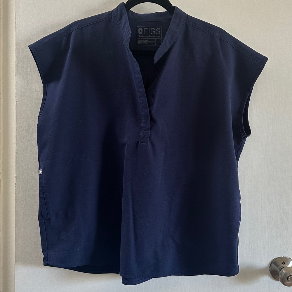 Figs scrub top